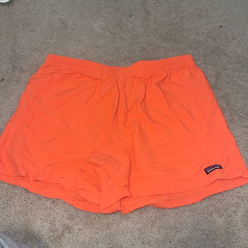 Womens Patagonia 5” Baggies Shorts size Large. Coral/orange